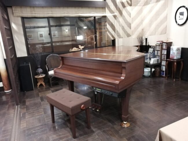 武雄温泉湯元荘東洋館のグランドピアノ